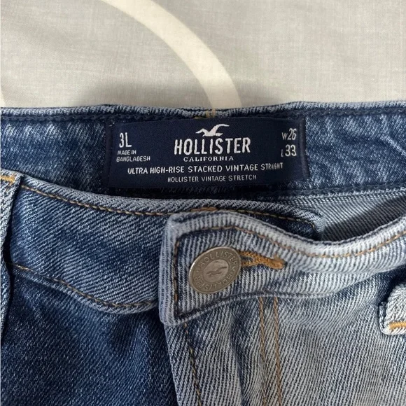 Hollister Ultra High-Rise Two-Tone Straight Leg Jeans - Picture 5 of 8
